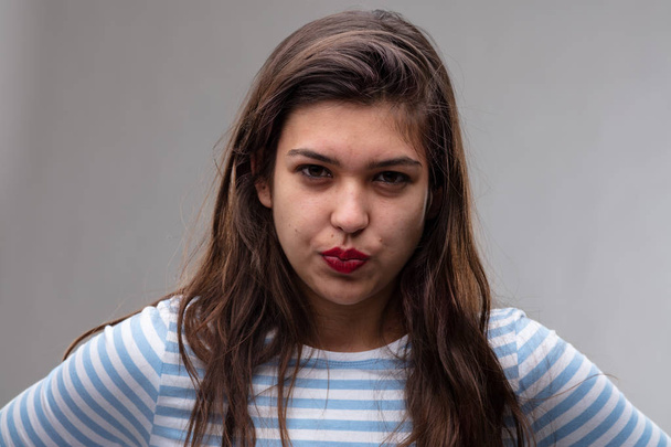 Irritado jovem mulher bolsa seus lábios
 - Foto, Imagem