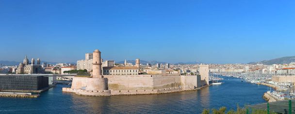 Форт Сен-Жан вид з Богоматері гвардії Середземного моря і міста - Фото, зображення