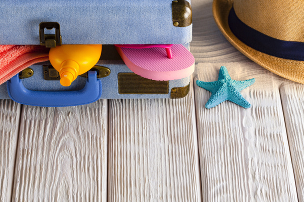 Açık tatil çantası; yaz şapka, havlu, Bronzlaşma yağı, Flip flop - Fotoğraf, Görsel