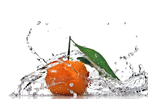 Tangerine with green leaves and water - Φωτογραφία, εικόνα