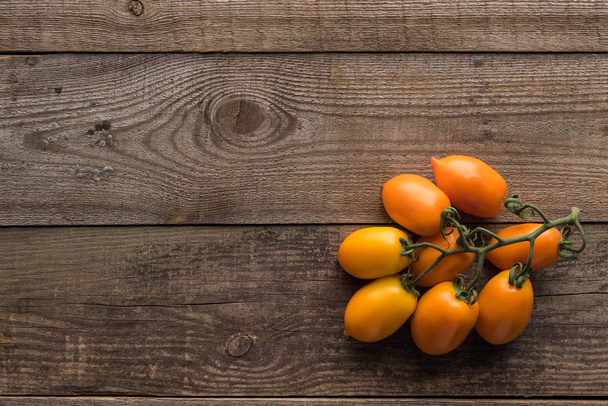 vue du dessus des tomates jaunes sur table en bois
  - Photo, image