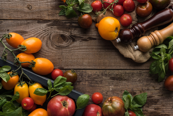 ylhäältä näkymä tomaatit ja pinaatti laatikossa lähellä pippuri mylly ja suola mill pala kangasta puupinnalla
 - Valokuva, kuva