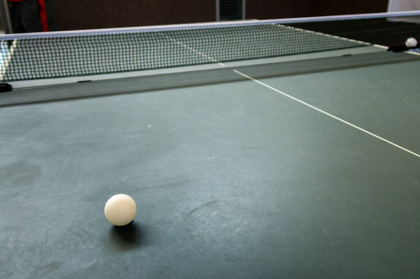 Ping pong con rete a sfera e tavolo
 - Foto, immagini