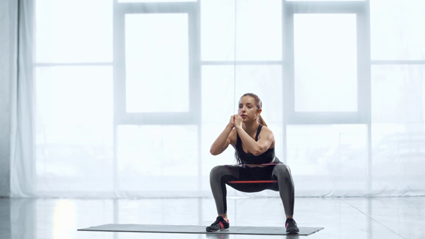 bela esportista fazendo Sit Ups com banda de resistência no tapete de fitness no ginásio
 - Filmagem, Vídeo