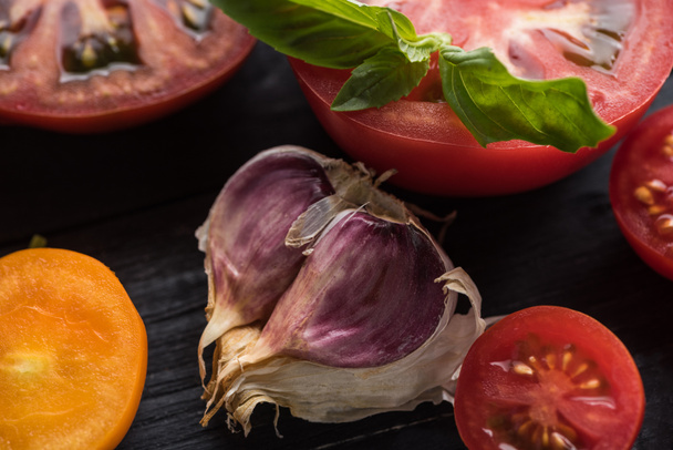 primer plano vista de ajo cerca de tomates y espinacas en bandeja de madera
  - Foto, Imagen
