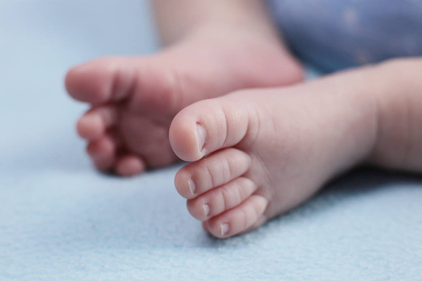 幼児は生後2ヶ月、かかとと指の赤ちゃんの足のビューのマクロ写真 - 写真・画像