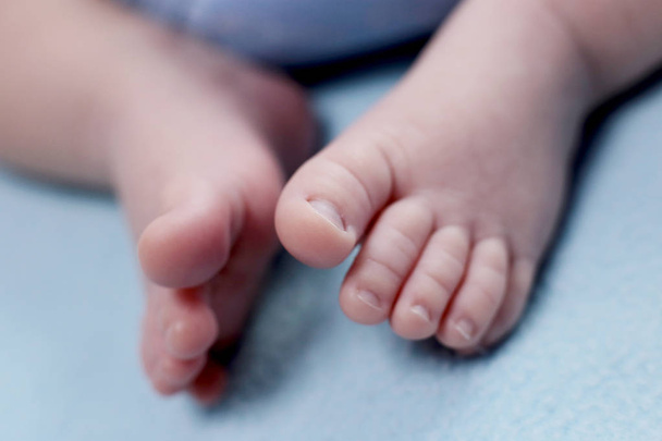 Немовляті два місяці, Макро фотографія ніг дитини вид на підбори і пальці
 - Фото, зображення
