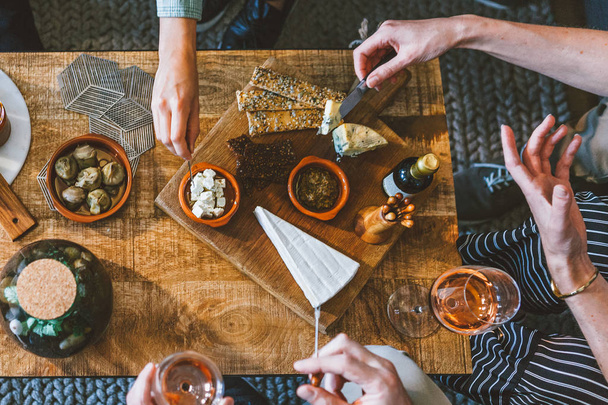 вид сверху на группу людей за столом, наслаждающихся едой и дружбой
 - Фото, изображение