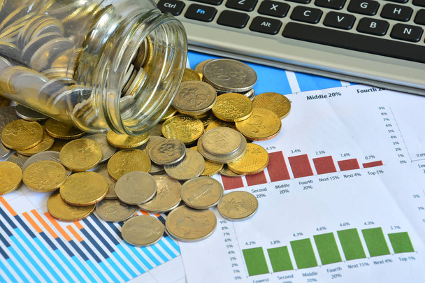 Monedas que salen del frasco en los gráficos de las acciones de negocios - Busines
 - Foto, imagen