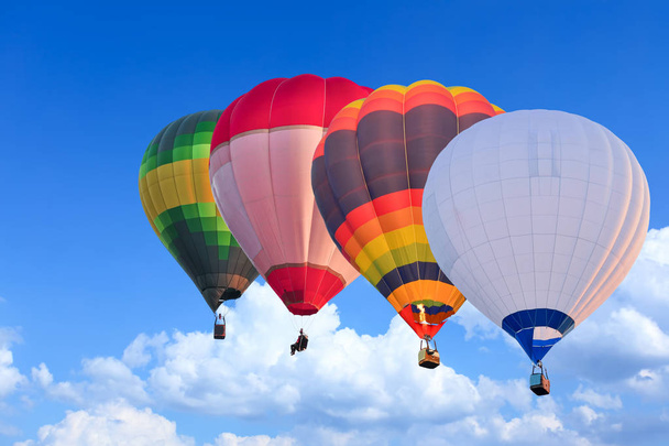 Mavi gökyüzü üzerinde uçuşta renkli sıcak hava balonları - Fotoğraf, Görsel