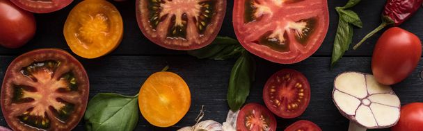 panoramic shot of tomatoes, garlic, spinach, chilli pepper on tray on wooden table  - Fotografie, Obrázek