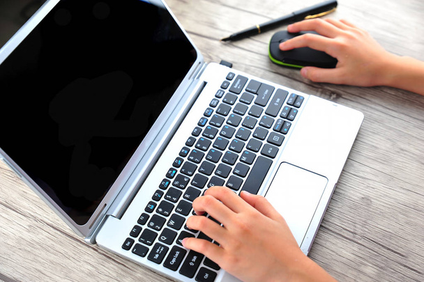 Primer plano de la mujer de negocios escribiendo a mano en el teclado del ordenador portátil con el ratón
 - Foto, Imagen