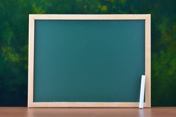 Vissza ehhez: iskolai papíráru chalkboard asztal a koncepció - Fotó, kép