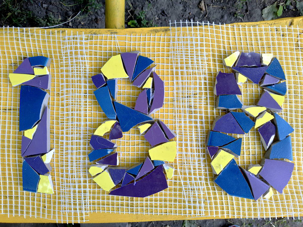 Числа вісім і один з мозаїкою, кольоровий кажан плитки
 - Фото, зображення