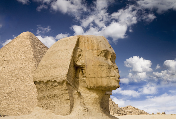 Esfinge egipcio con pirámide
 - Foto, imagen