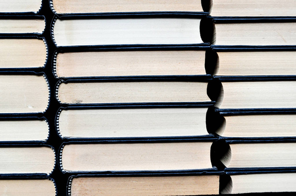 pilas de libros alineados
 - Foto, Imagen