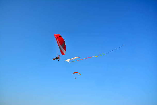 paragliden in de lucht - Foto, afbeelding
