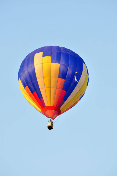 Palloncini colorati di aria calda in volo sopra il cielo blu
 - Foto, immagini