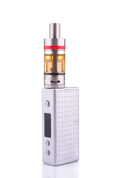 E-cigareta nebo vaping zařízení izolované na bílém - Fotografie, Obrázek