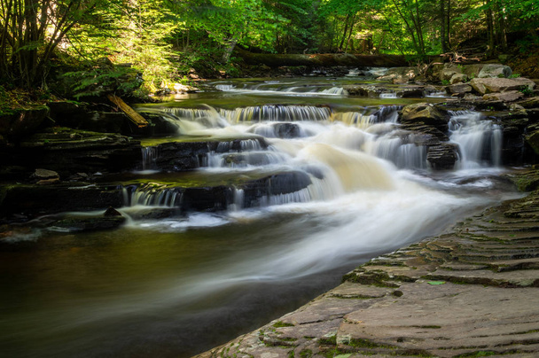 Cachoeiras doces em Creek
 - Foto, Imagem