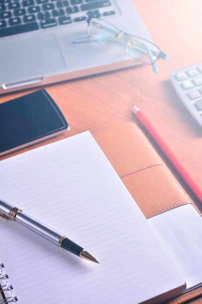 Notebook s kalkulačka, klávesnice a pera na stole - Fotografie, Obrázek