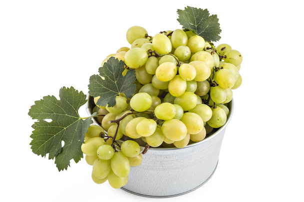 Свіжий стиглий білий виноград з листям у мисці з оловами ізольовані на білому
 - Фото, зображення