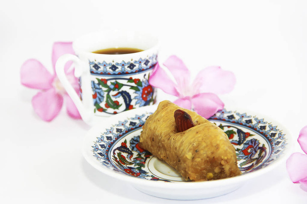 Turc oriental traditionnel baklava sucré sur assiette colorée et une tasse de café
 - Photo, image