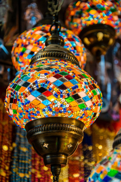 Lámparas de cristal turcas coloridas araña con detalles de vidrio en Turquía
 - Foto, Imagen