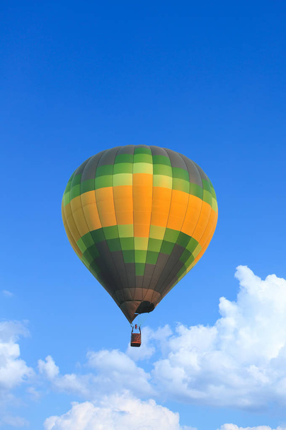 Kleurrijke hete lucht ballonnen in vlucht over blauwe hemel - Foto, afbeelding
