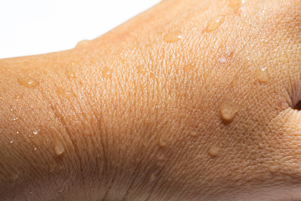 Mão traseira molhada da mulher com gotas de água no fundo acrílico branco, Close up & Macro shot, Foco seletivo, Asian Body skin part, Banho relaxante, Conceito de cuidados de saúde
 - Foto, Imagem