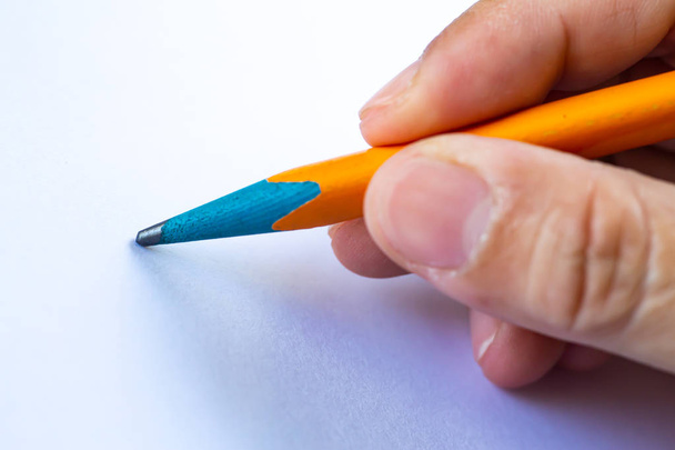 Праву руку жінки проведення багатобарвний олівець, письмовий лист на білому папері текстури фону, ноутбука, крупним планом & макрос постріл, селективний фокус, зв'язок, канцелярські концепція - Фото, зображення