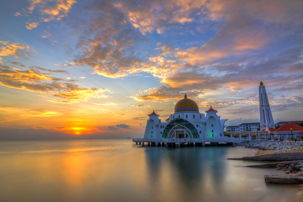 Gyönyörű naplemente Malacca Straits Mosque, Malajzia. Természet összetétele. - Fotó, kép