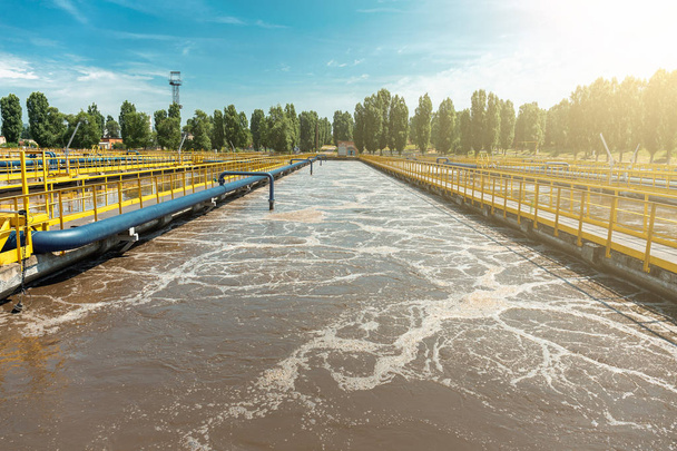 Tank oder Reservoir zur biologischen Reinigung und Reinigung von Schmutzwasser durch aktiven Schlamm. moderne Technologien in der Kläranlage - Foto, Bild
