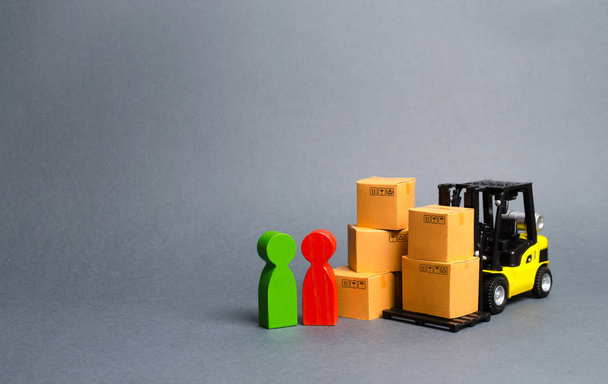 Yellow Forklift truck with cardboard boxes near a customer buyer and seller. Business and commerce. Negotiations on supply of goods. The organization of the supply of outlets goods. Trading networks - Фото, зображення