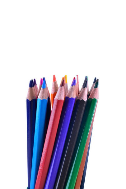 Barevné tužky izolované na bílém pozadí zblízka - Fotografie, Obrázek