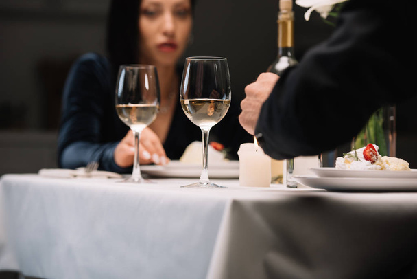 szelektív Fókuszban a fiatal nő, romantikus vacsorát barátjával - Fotó, kép