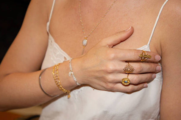 γυναίκα χέρια με Μπόχο τσιγγάνων ασημένια αξεσουάρ δαχτυλίδια και βραχιόλια - Φωτογραφία, εικόνα