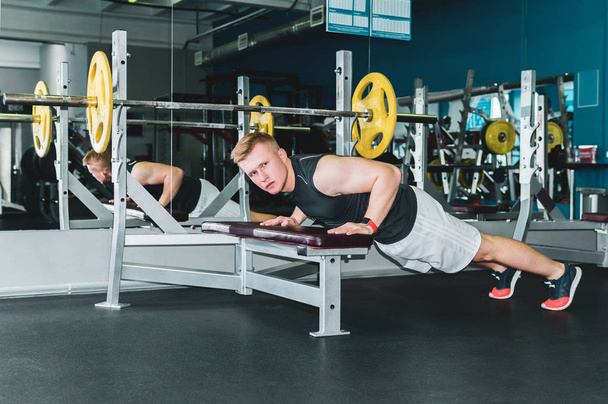 hombre hace ejercicio push-up en el gimnasio
 - Foto, Imagen
