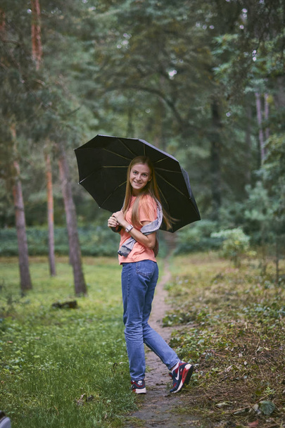 Mujer joven con paraguas en el bosque
 - Foto, imagen