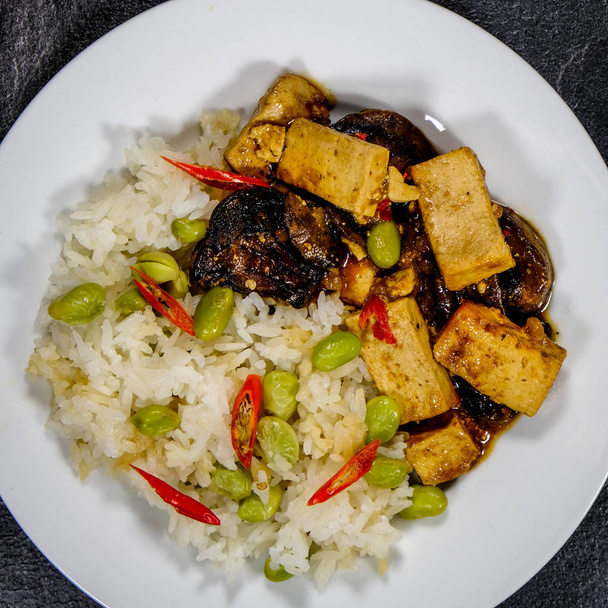 Pirinç Ile sağlıklı yapışkan teriyaki tofu - Fotoğraf, Görsel