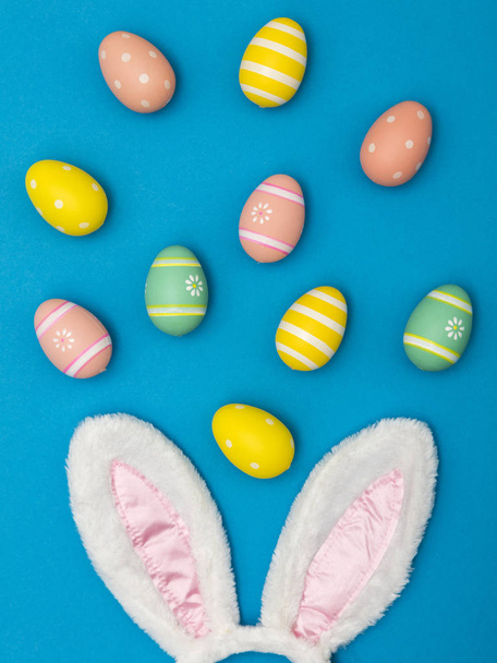 Easter holiday background with bunny ears and easter eggs on a b - Foto, Imagen