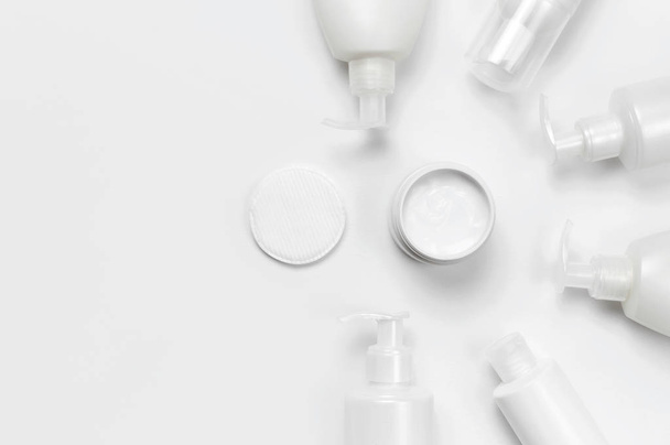 ホワイト バック グラウンド トップ ビュー フラット ホワイト化粧品ボトル容器は、テキスト用のスペースに置きます。モックアップ、自然な有機性美容製品のコンセプト、ミニマリズム化粧品スタイルのブランド化粧品スパ - 写真・画像