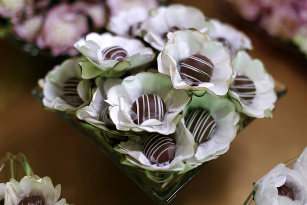 Doces de festa - Doces para celebração - Chocolate e cereja doce
 - Foto, Imagem