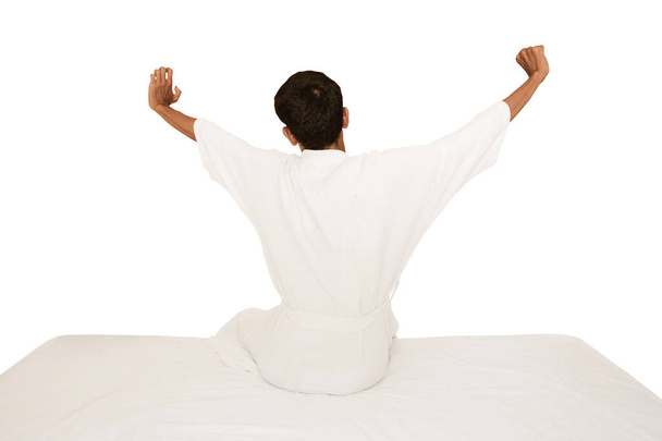 Man wakker en stretching in de ochtend met witte achtergrond en knippen pad - Foto, afbeelding