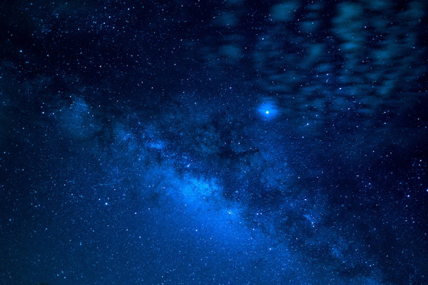 gyönyörű kék térben a Tejút az éjszakai égbolton - Fotó, kép