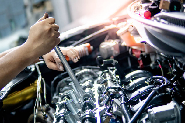 Automechaniker repariert Automotor in der Garage - Foto, Bild