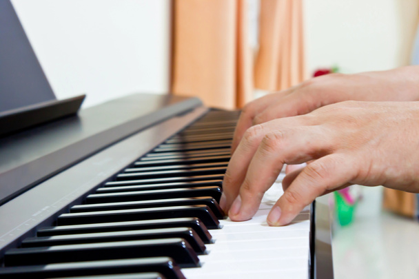 Hände eines Klavierspielers - Foto, Bild