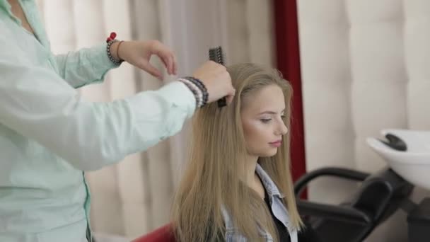 Profesjonalny Fryzjer stylizacja czesanie modelu włosów. Wykonywanie fryzurę głośności - Materiał filmowy, wideo