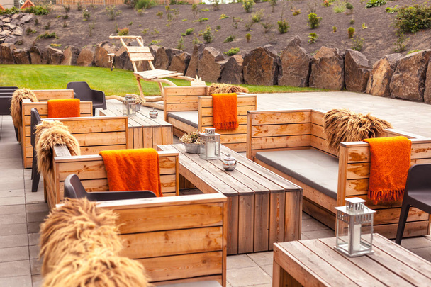 Openluchtrestaurant terras met houten meubilair - Foto, afbeelding