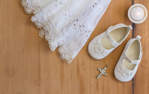 Βαπτιστικά μποτάκια, εκλεκτής ποιότητας φόρεμα, κερί και κρύσταλλο κρεμαστό κόσμημα σταυρό - Φωτογραφία, εικόνα